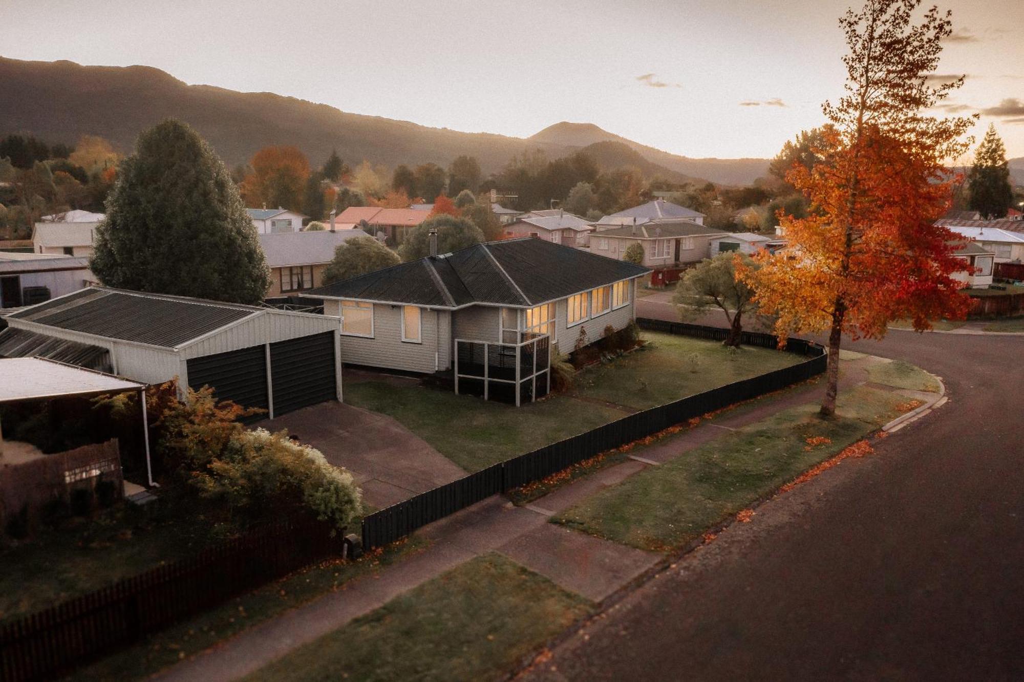 Alpine House Tongariro - Turangi Holiday Home ภายนอก รูปภาพ
