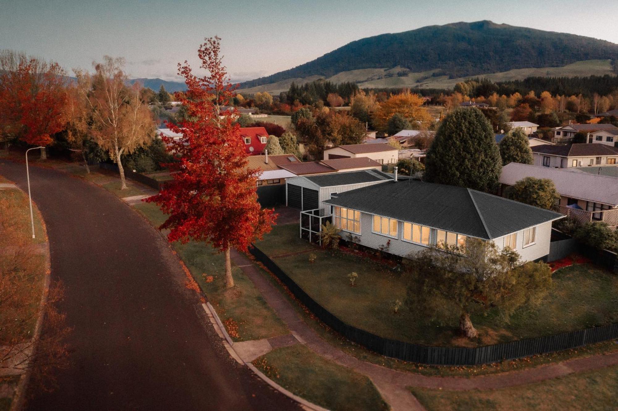 Alpine House Tongariro - Turangi Holiday Home ภายนอก รูปภาพ